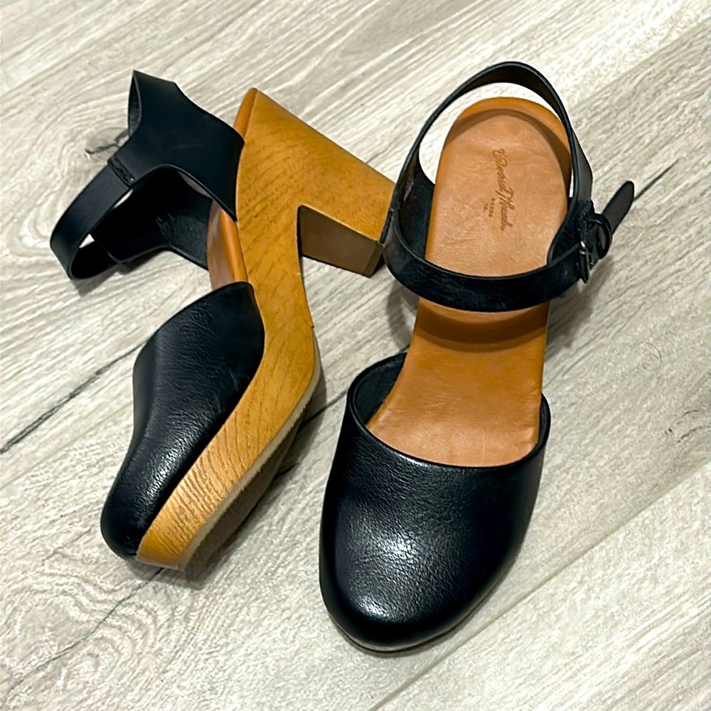 Universal Thread Clogs size 10